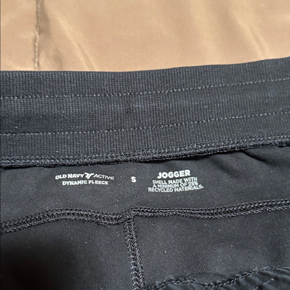 Old Navy Active Dynamic Fleece Joggers in Black
